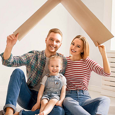 Familie mit Dach aus Pappe über dem Kopf