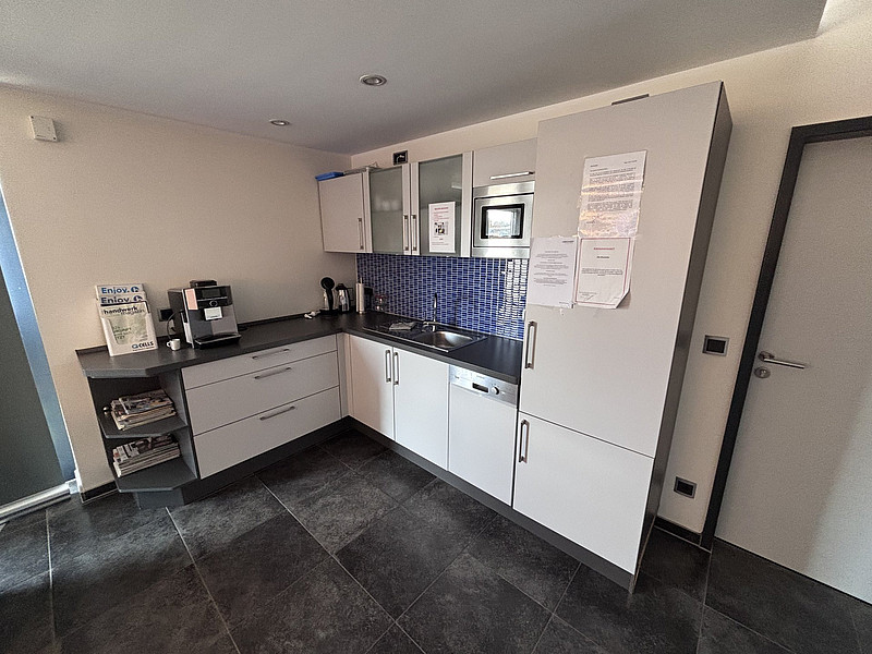 Modernes Hallengebäude mit Büroräumen in Enger!